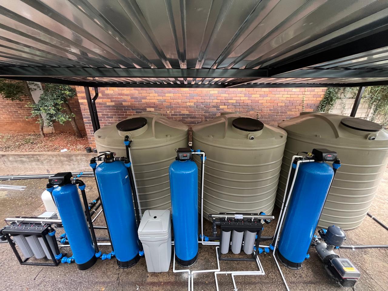 Bykomende water en tuin verwante beeld